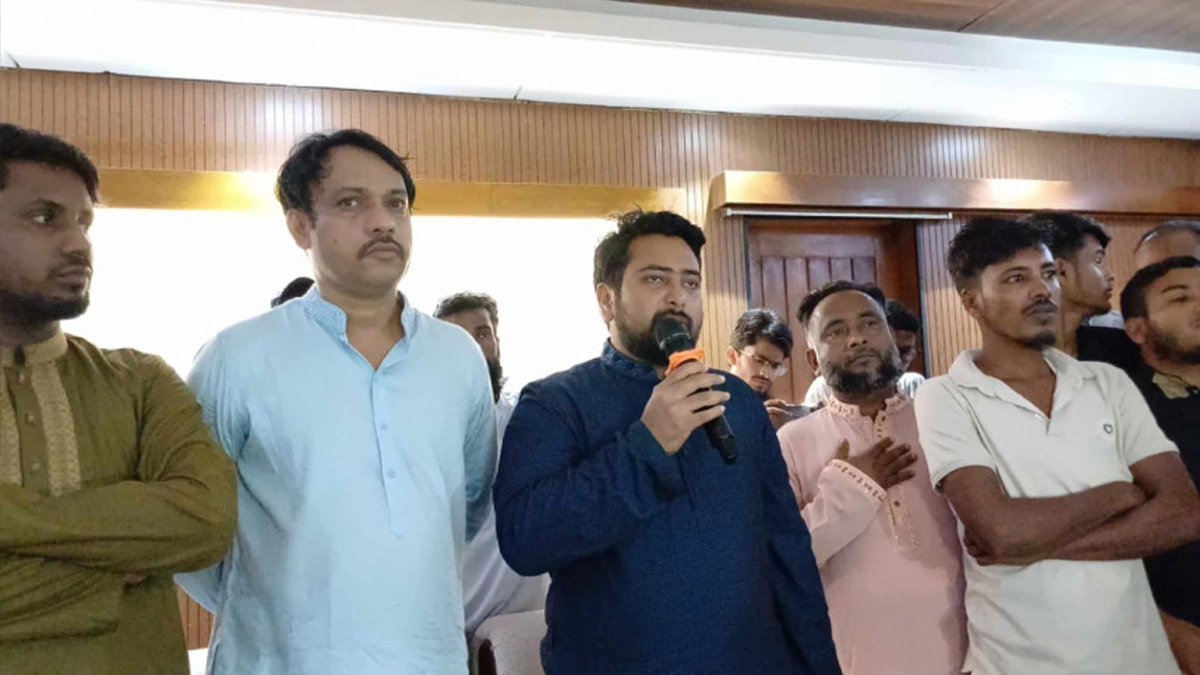 সুনামগঞ্জ সার্কিট হাউজে জুলাই গণঅভ্যুত্থানে আহত ও নিহত পরিবারের সদস্যদের সঙ্গে মতবিনিময় সভায় বক্তব্য দেন এনসিপির আহ্বায়ক নাহিদ ইসলাম। ছবি- সংগৃহীত