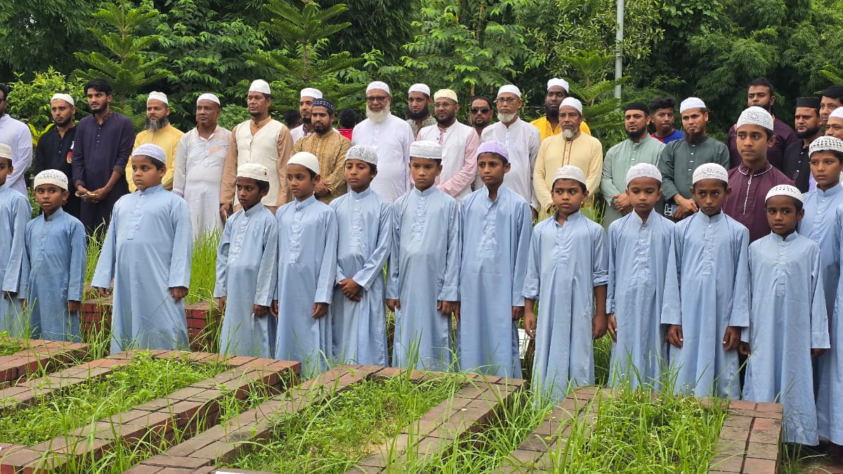 শহীদ স্মৃতি কবরস্থানে দোয়া করা হচ্ছে।
