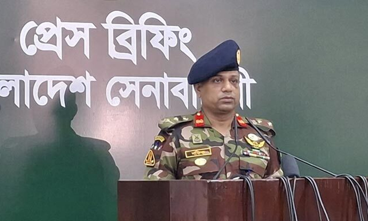 ঢাকা সেনানিবাসে সংবাদ সম্মেলনে ব্রিফ করেন কর্নেল মো. শফিকুল ইসলাম। ছবি- সংগৃহীত
