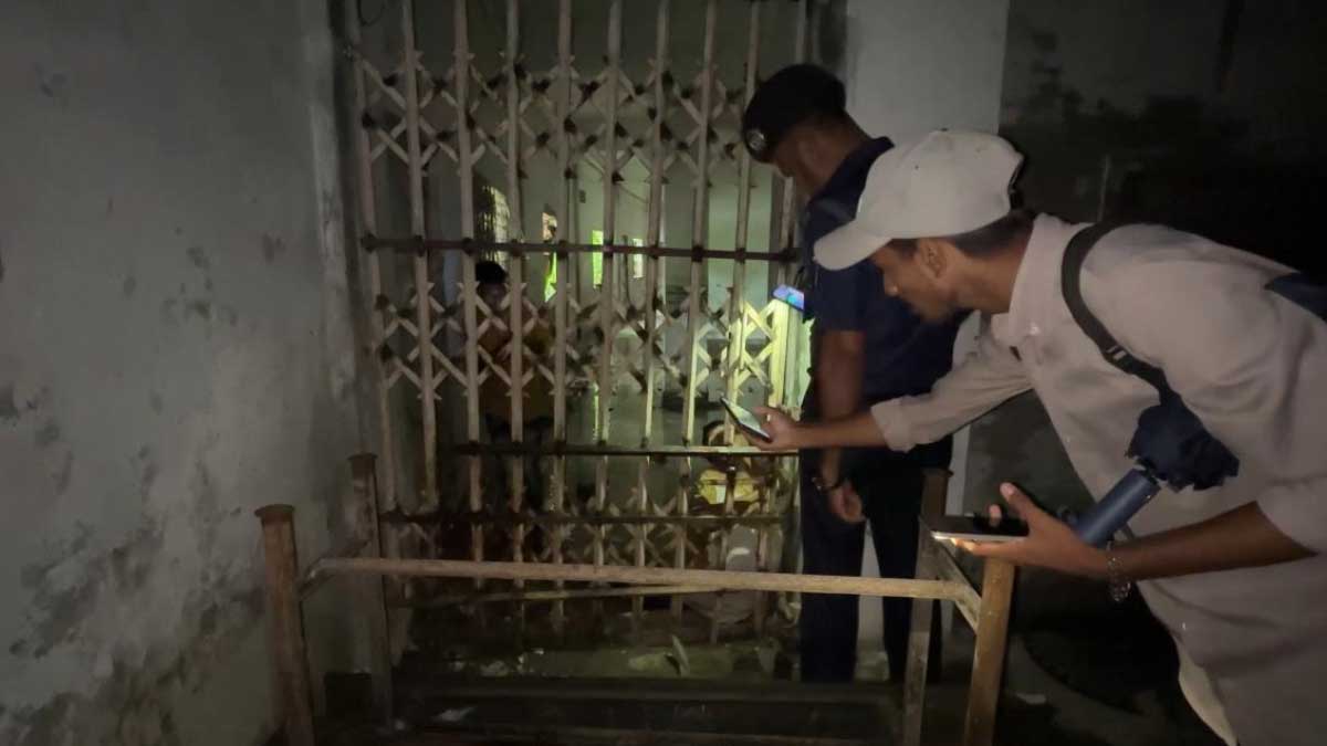 ইঞ্জিনিয়ার স্কুল অ্যান্ড কলেজের পিছন গেটের সামনে ইয়াসিন হাওলাদারের মরদেহ। ছবি- রূপালী বাংলাদেশ