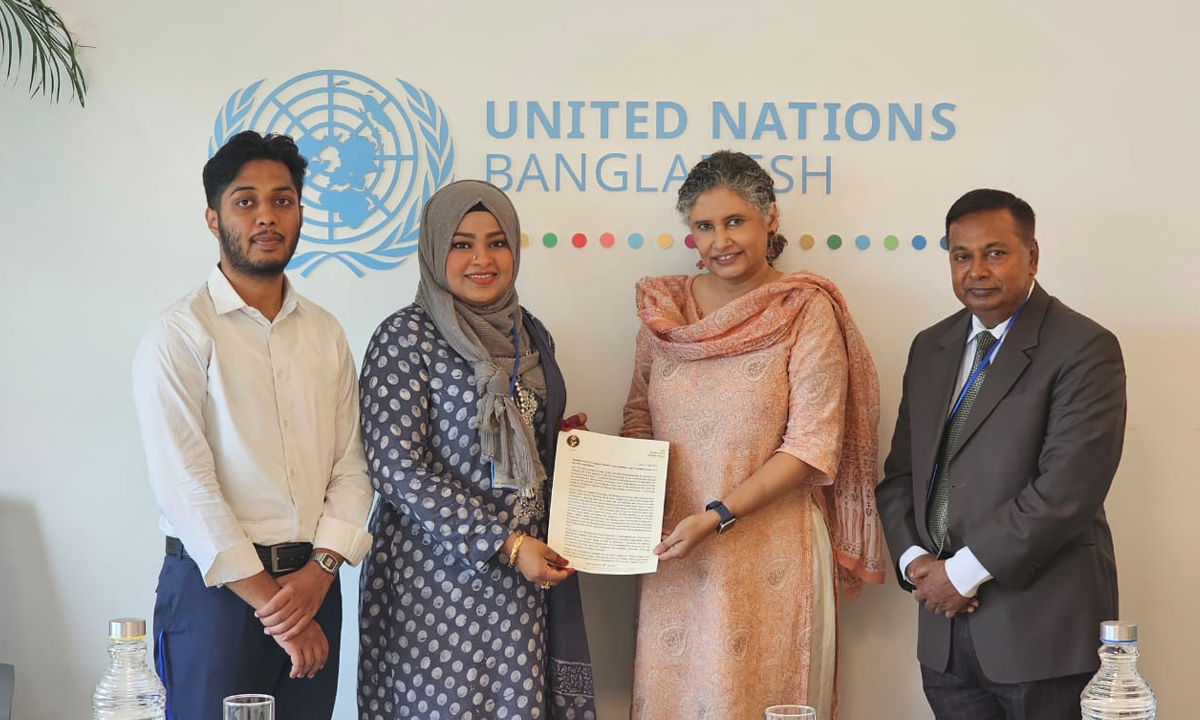নিষিদ্ধ সংগঠন ছাত্রলীগকে আন্তর্জাতিকভাবে সন্ত্রাসী সংগঠন ঘোষণার দাবিতে জাতিসংঘের বাংলাদেশ কার্যালয়ে স্মারকলিপি দিয়েছে আমার বাংলাদেশ পার্টি (এবি পার্টি)। ছবি- রূপালী বাংলাদেশ