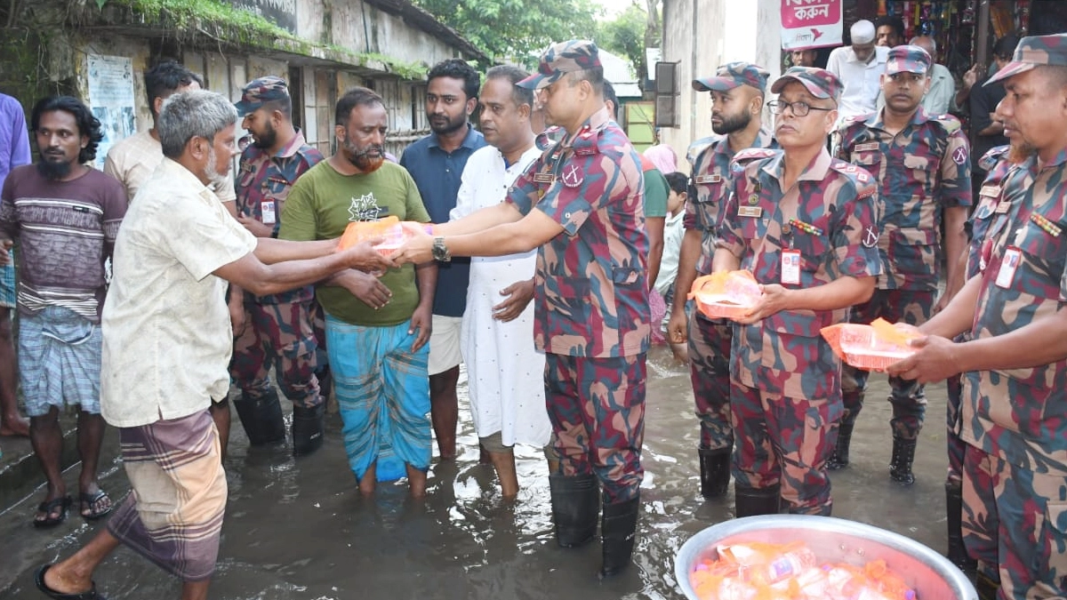 বন্যাদুর্গত এলাকায় প্যাকেট খাবার বিতরণ করছে বিজিবি। ছবি- সংগৃহীত