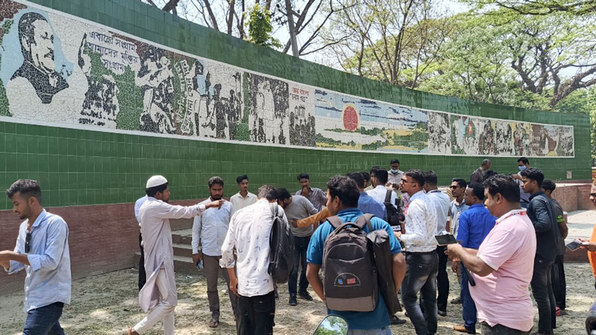 মুক্তিযুদ্ধের ম্যুরাল ঢাকা: এনসিপি নেতা-কর্মীদের গলা ধাক্কা