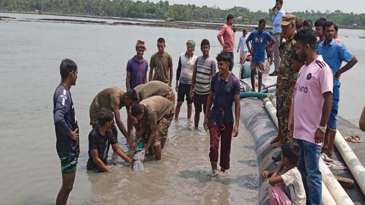 সাতক্ষীরার বেড়িবাঁধ ভেঙে প্লাবিত এলাকা, সেনাবাহিনী মোতায়েন