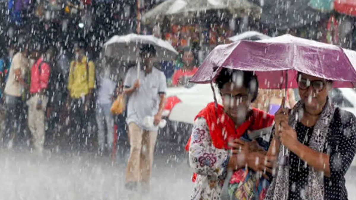 ঢাকায় ঝুম বৃষ্টি, দুর্ভোগে অফিসযাত্রী ও পরীক্ষার্থীরা