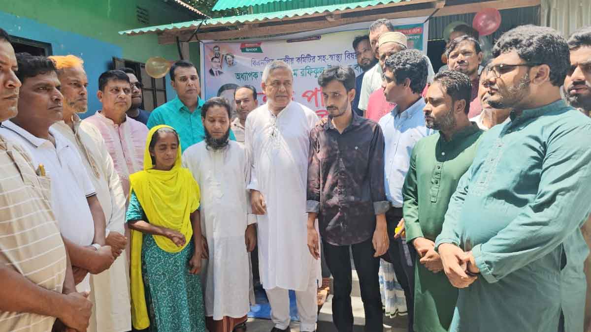 ঘর হস্তান্তর অনুষ্ঠানে ডা. এসএম রফিকুল ইসলাম বাচ্চুসহ বিএনপির নেতাকর্মীরা। ছবি- রূপালী বাংলাদেশ