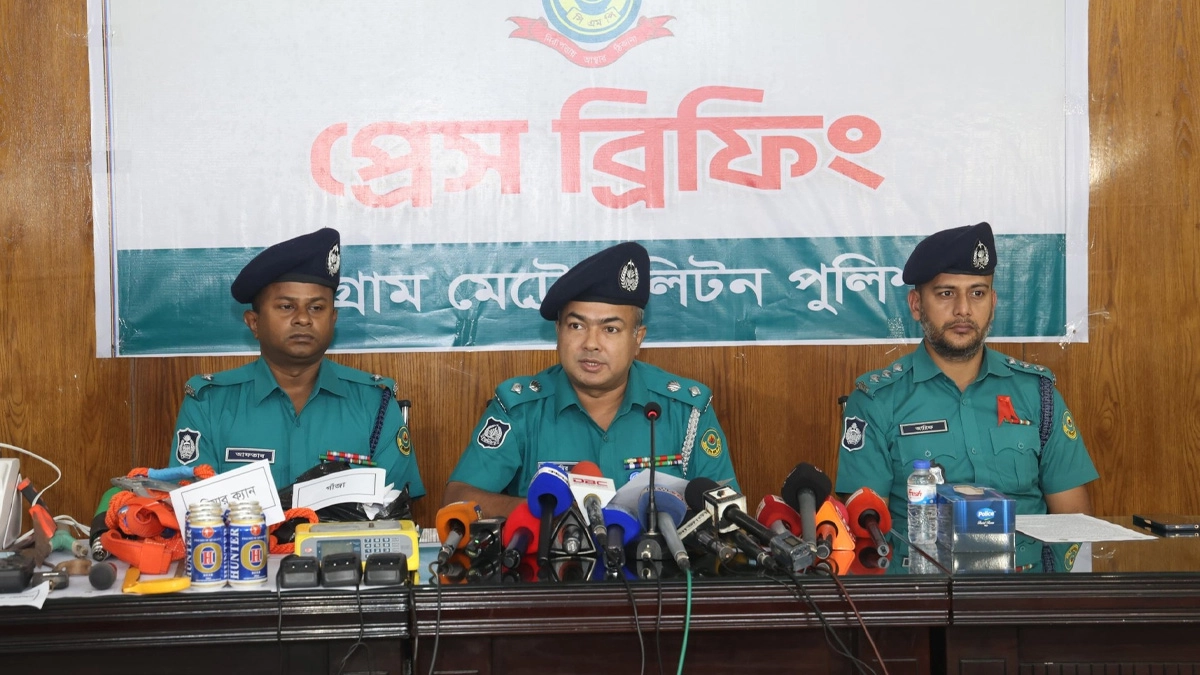 অভিযানে ১০ জনকে গ্রেপ্তারের পর প্রেস ব্রিফিং করে চট্টগ্রাম মেট্রোপলিটন পুলিশ। ছবি- সংগৃহীত