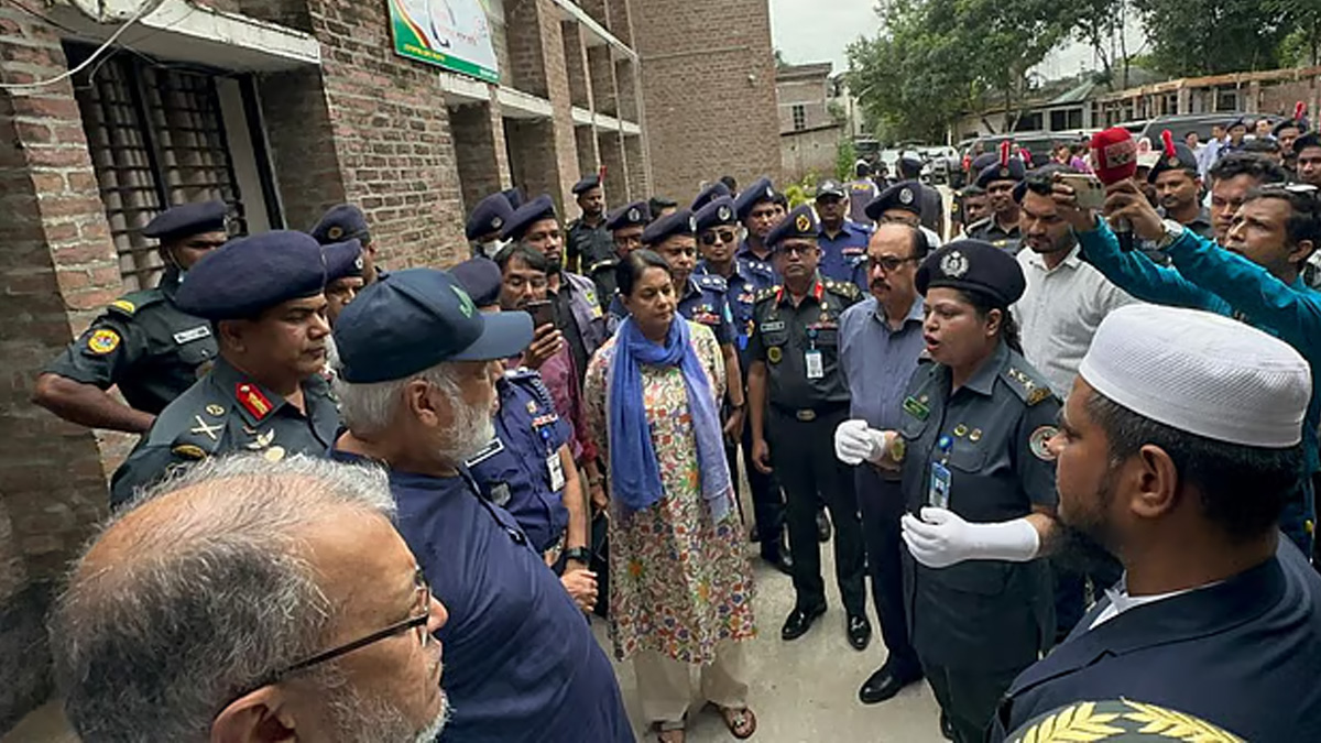 গোপালগঞ্জে সহিংসতার ঘটনায় ক্ষতিগ্রস্ত এলাকা পরিদর্শন করেছেন দুই উপদেষ্টা মুহাম্মদ ফাওজুল কবির খান ও সৈয়দা রিজওয়ানা হাসান। ছবি- সংগৃহীত