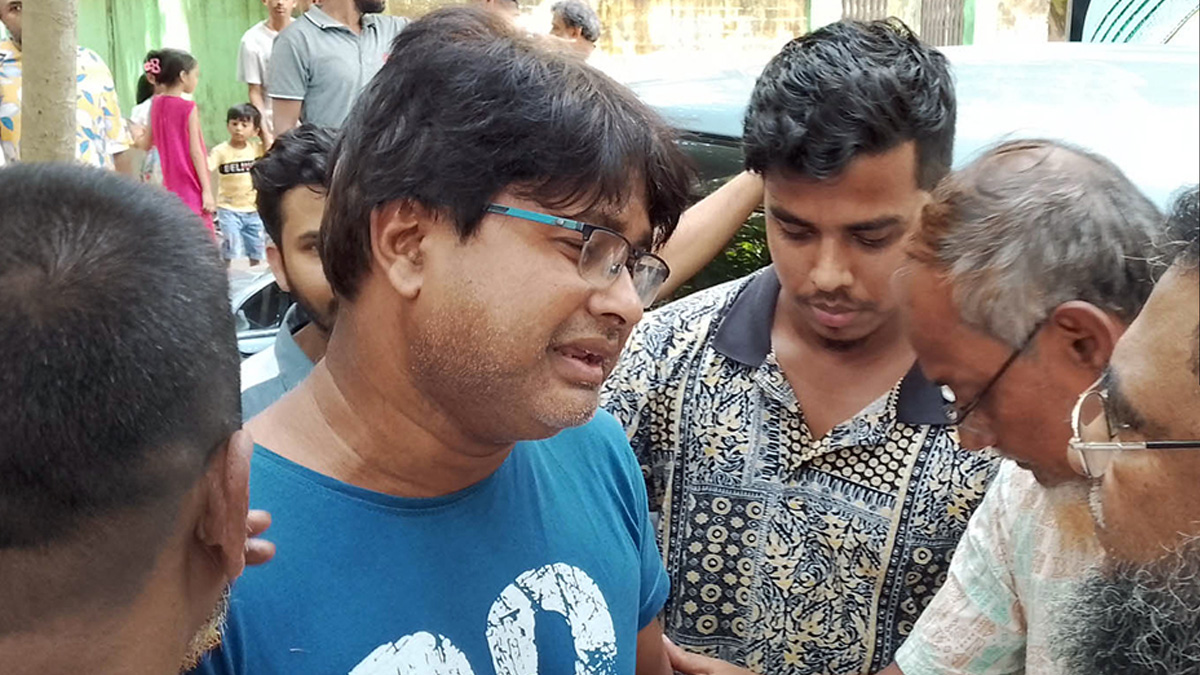 কান্নায় ভেড়ে পড়েন সায়ানের বাবা ইউসূফ। ছবি- সংগৃহীত
