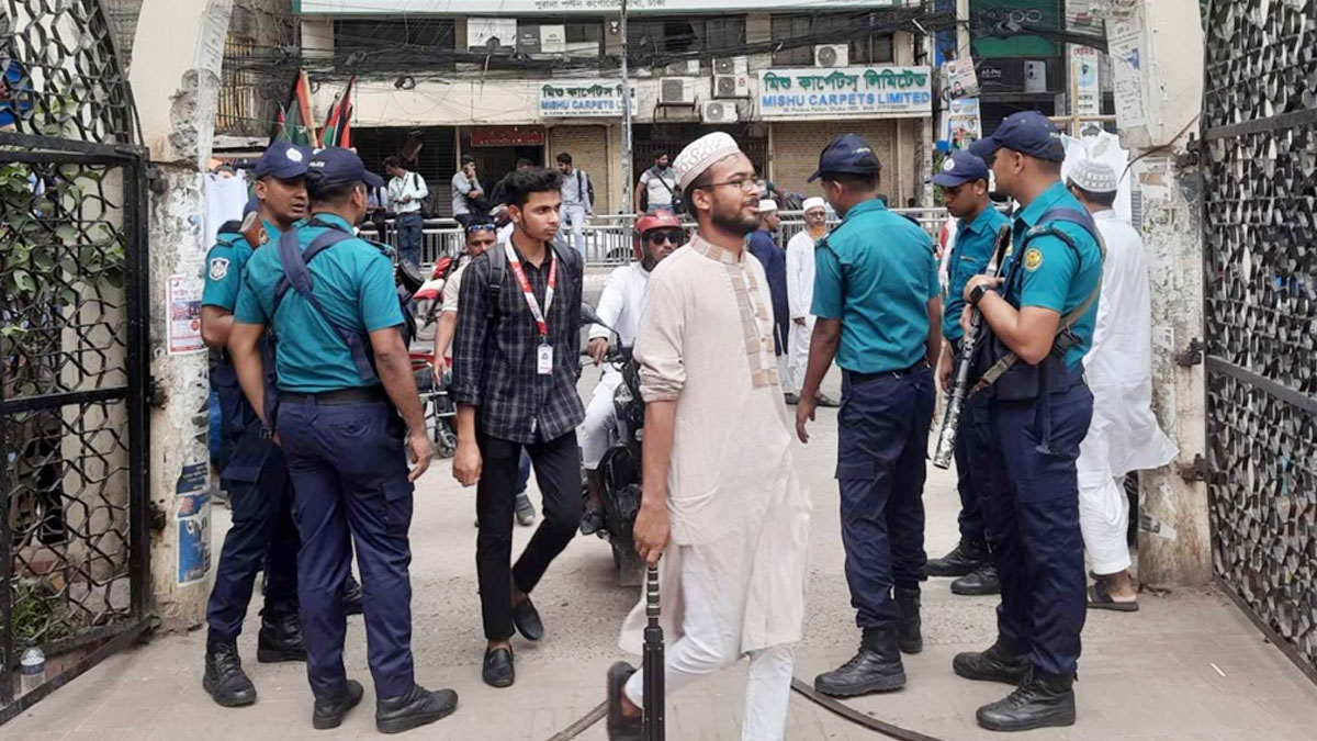 বায়তুল মোকাররমে নিরাপত্তা জোরদার, তল্লাশি করে প্রবেশ