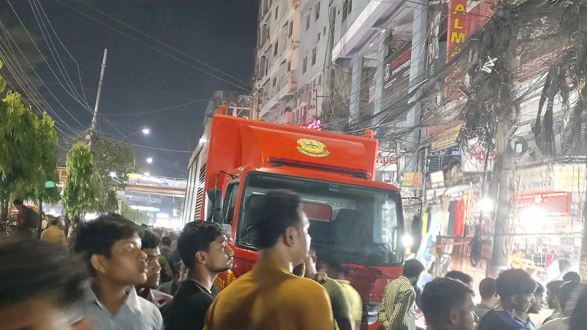 চট্টগ্রামের রিয়াজউদ্দিন বাজারে ভয়াবহ অগ্নিকাণ্ড