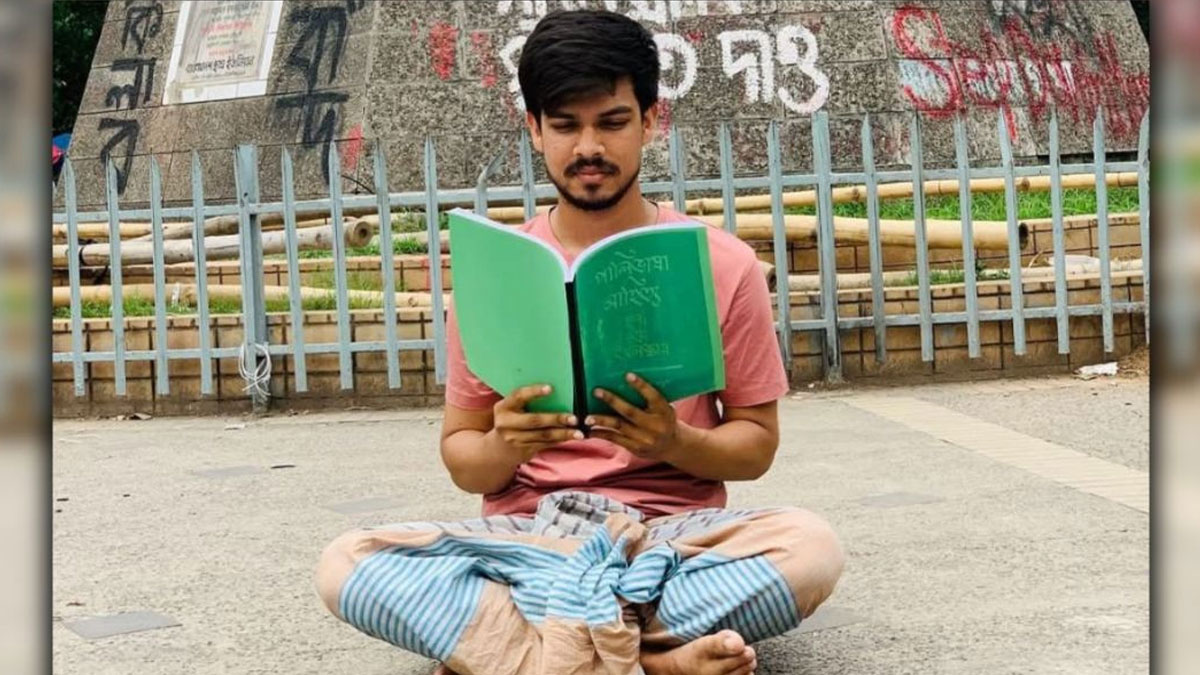 ক্লাসে লুঙ্গি-গেঞ্জি স্বাভাবিকীকরণের দাবিতে ঢাবি শিক্ষার্থীর অনশন