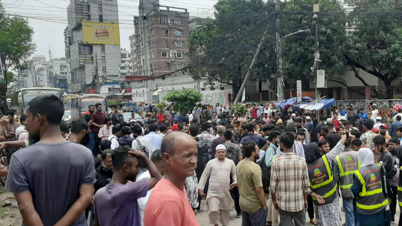 সড়ক অবরোধ করে বিক্ষোভ করছেন ইউআইইউ শিক্ষার্থীরা। ছবি- সংগৃহীত