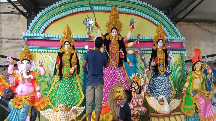 প্রতিমায় তুলির শেষ টান দিতে ব্যস্ত রাণীশংকৈলের মৃৎশিল্পীরা
