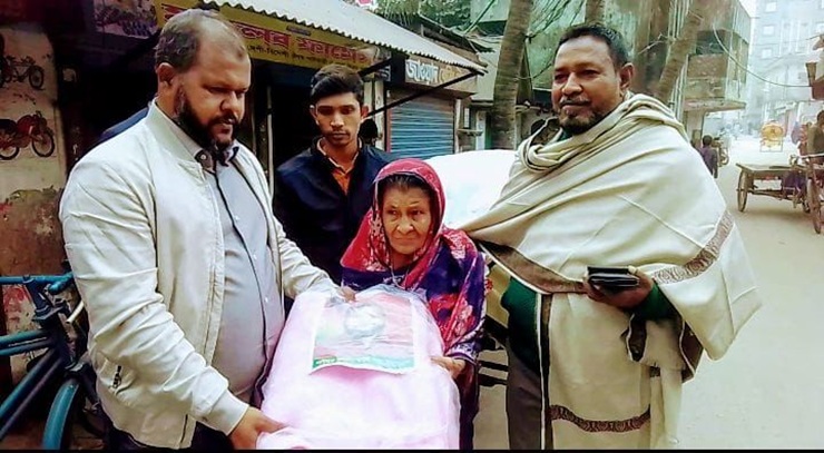 সেনারগাঁওয়ে শীতার্তদের মাঝে শীতবস্ত্র বিতরণ