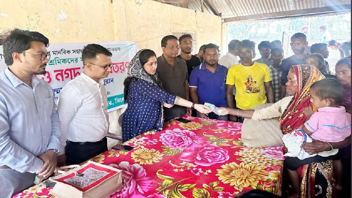 ১৪০০ চা শ্রমিকের মুখে হাসি ফোটালেন ডিসি
