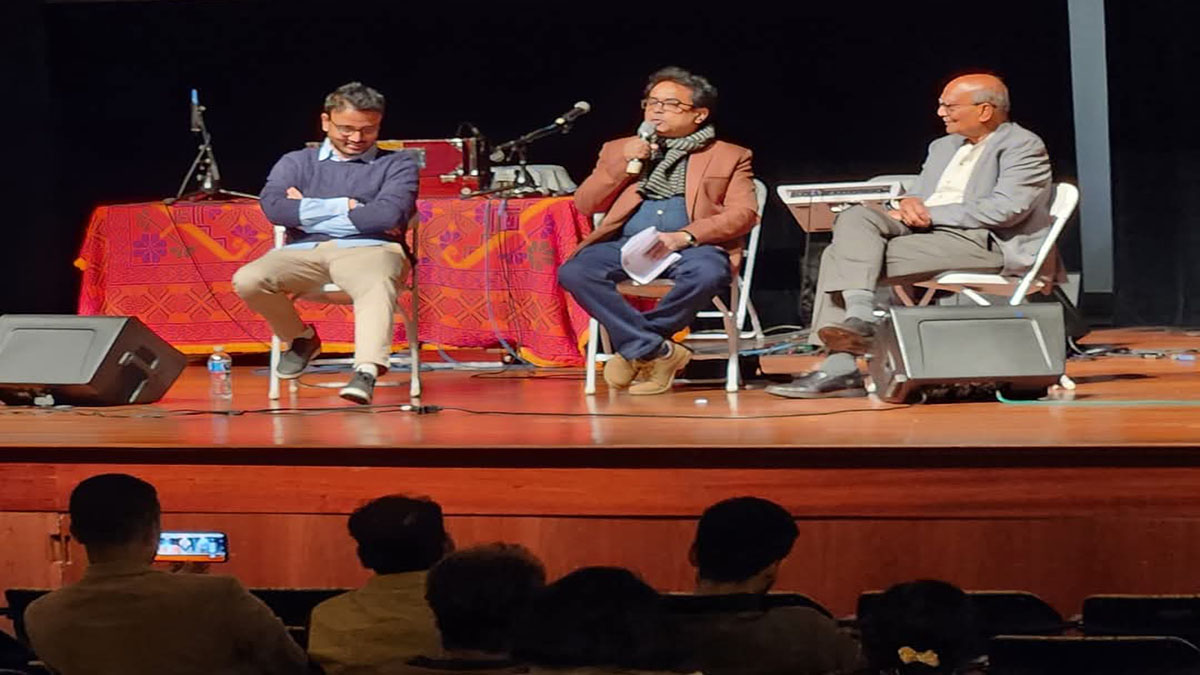 মেলায় পাঠকের মুখোমুখি একটি সেশনে সাদাত হোসাইন, মুস্তাফিজ শফি ও  আব্দুন নূর।   ছবি-রূপালী বাংলাদেশ