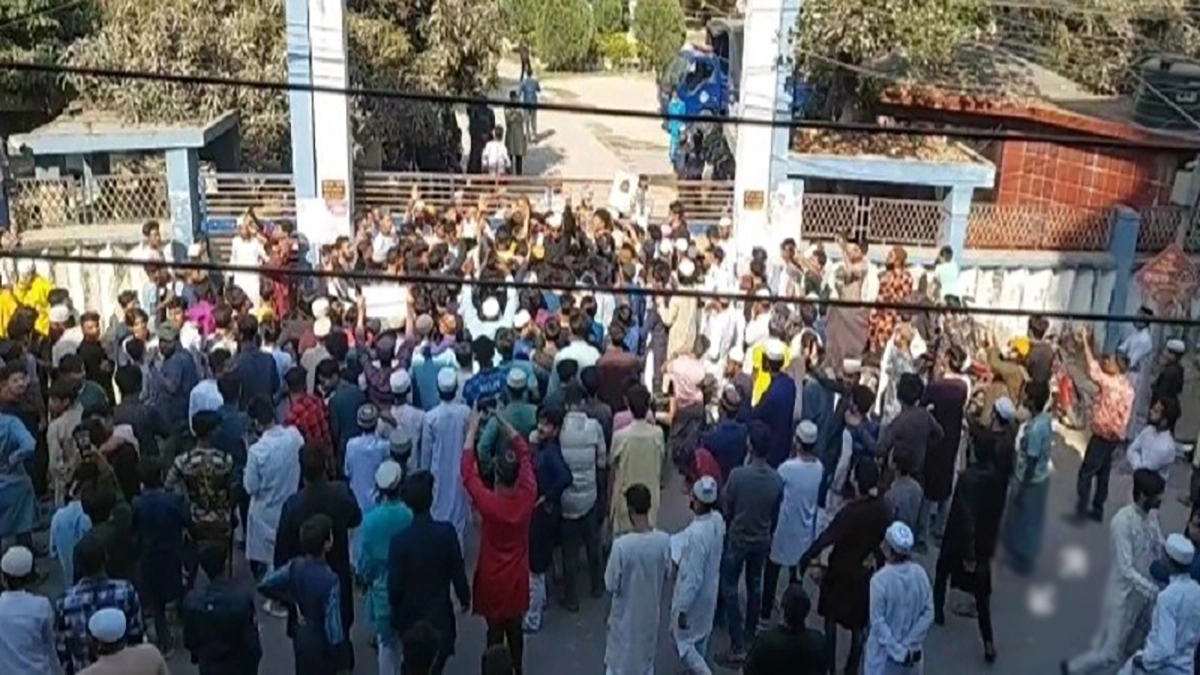 শিশু ধর্ষণের আসামিদের ফাঁসির দাবিতে মাগুরায় থানা ঘেরাও