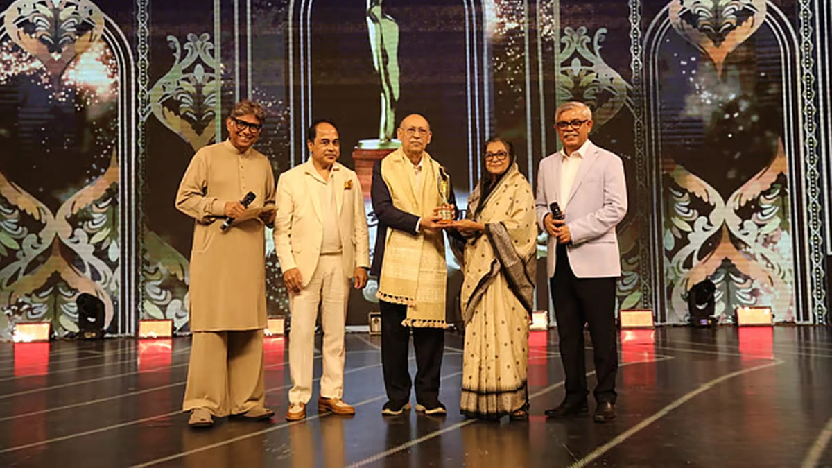 আজীবন সম্মাননা পেলেন কিংবদন্তী অভিনেতা আবুল হায়াত