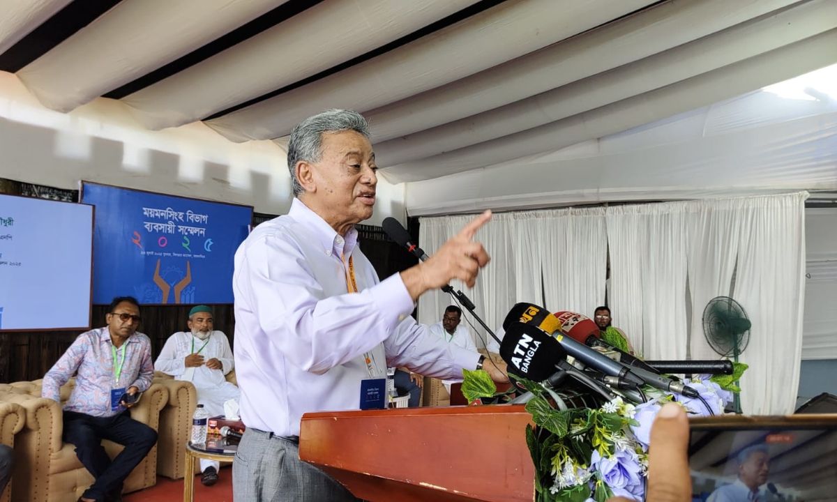 ময়মনসিংহ ‘বাণিজ্য ও বিনিয়োগ সম্ভাবনা’ শীর্ষক বিভাগীয় ব্যবসায়ী সম্মেলনে বক্তব্য দেন বিএনপির স্থায়ী কমিটির সদস্য আমীর খসরু মাহমুদ চৌধুরী। ছবি- রূপালী বাংলাদেশ