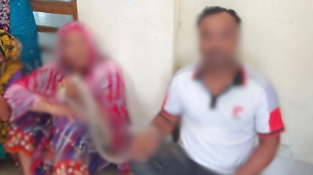 এনজিওর চেয়ারম্যানকে রশি দিয়ে হাত বেঁধে রাখা অবস্থায়, ধরে রাখেন ভুক্তভোগী নারী গ্রাহক। ছবি- রূপালী বাংলাদেশ