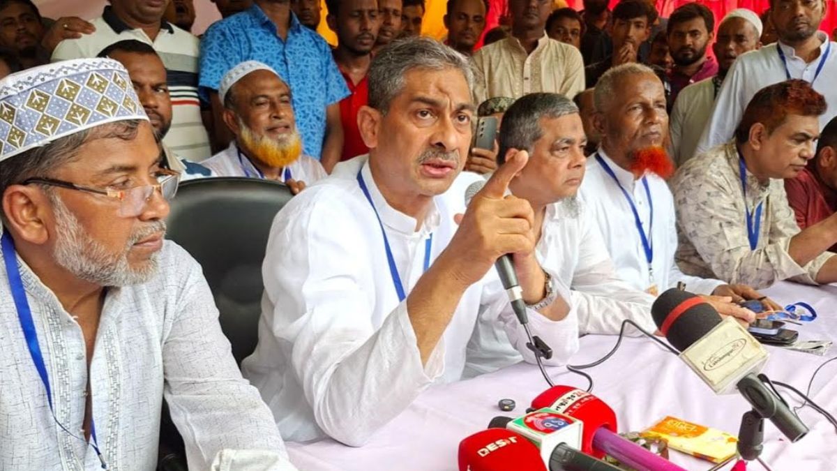 লক্ষ্মীপুর সদর উপজেলার চরশাহী ইউনিয়নে ভোটগ্রহণ পরিদর্শনকালে সাংবাদিকদের সঙ্গে কথা বলেন বিএনপির যুগ্ম মহাসচিব শহিদ উদ্দিন চৌধুরী এ্যানি। ছবি- রূপালী বাংলাদেশ