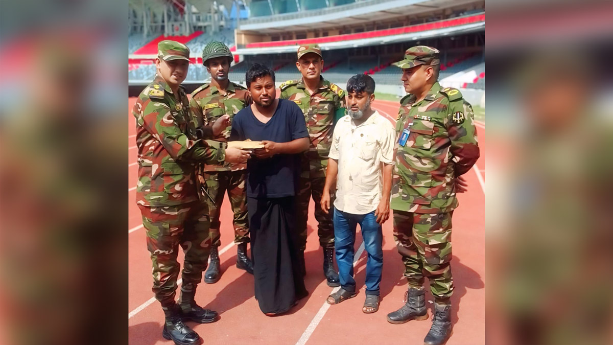 পতাকা বিক্রি করা যুবকের হাতে উপহার তুলে দেন সেনাবাহিনীর সদস্যরা। ছবি- সংগৃহীত