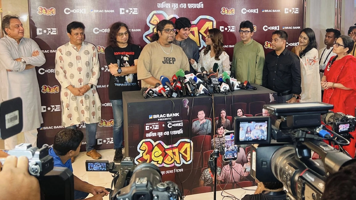 ‘উৎসব’ প্রিমিয়ারে অভিনেতাদের পাশাপাশি বক্তব্য রাখছেন আর্টসেল ব্যান্ডের সদস্য জর্জ লিঙ্কন ডি‍‍`কস্টা ও কাজী ফয়সাল আহমেদ। ছবি - সংগৃহীত