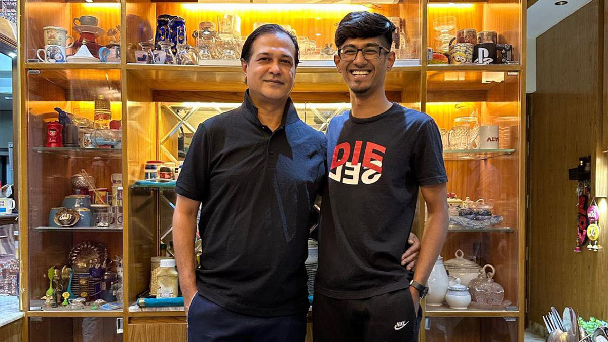 ছোট ছেলে শাফায়াত আসিফ রুদ্রর সঙ্গে গায়ক আসিফ আকবর। ছবি- সংগৃহীত