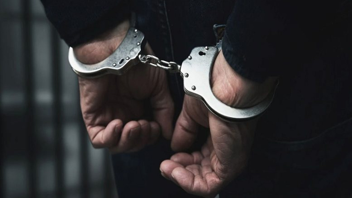 তিন তরুণীসহ শ্রমিক লীগ নেতা মাসুদ আটক