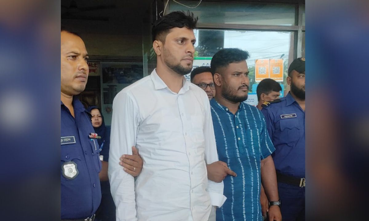 নিষিদ্ধ ছাত্রলীগ নেতা আব্দুস সামাদ আজাদকে গ্রেপ্তার করেছে ইমিগ্রেশন পুলিশ। ছবি- রূপালী বাংলাদেশ
