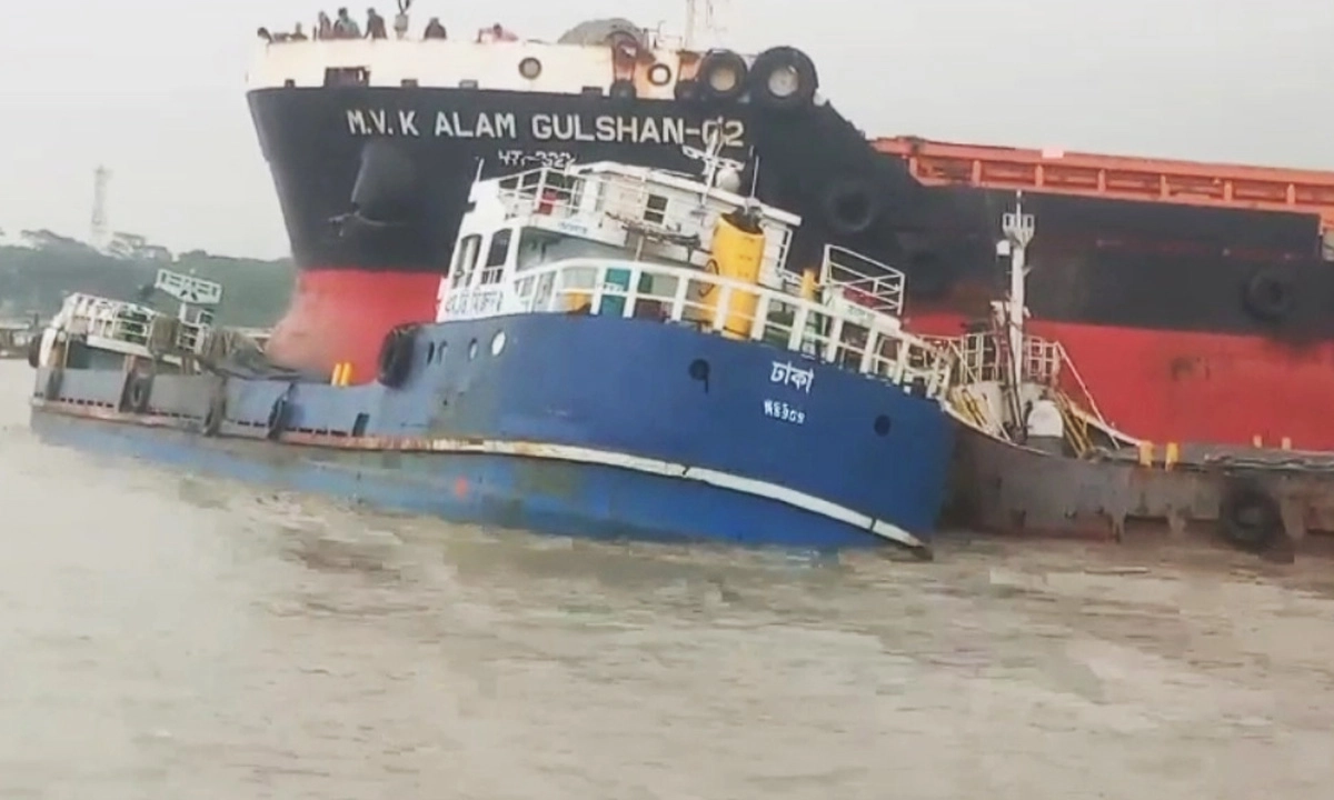 মোংলা বন্দরের পশুর নদীতে একটি কার্গো জাহাজ ডুবে গেছে।     ছবি- রূপালী বাংলাদেশ