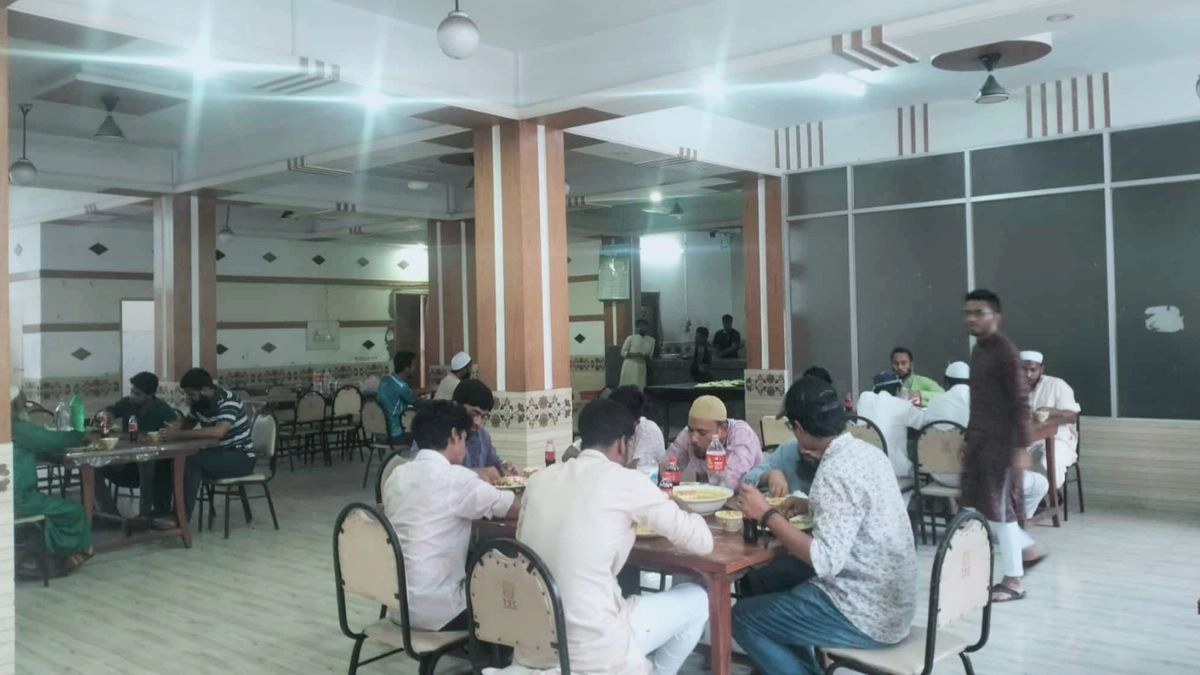 বাংলাদেশ কৃষি বিশ্ববিদ্যালয়ে ইসলামী ছাত্রশিবিরের মধ্যাহ্নভোজের আয়োজন। ছবি-রূপালী বাংলাদেশ