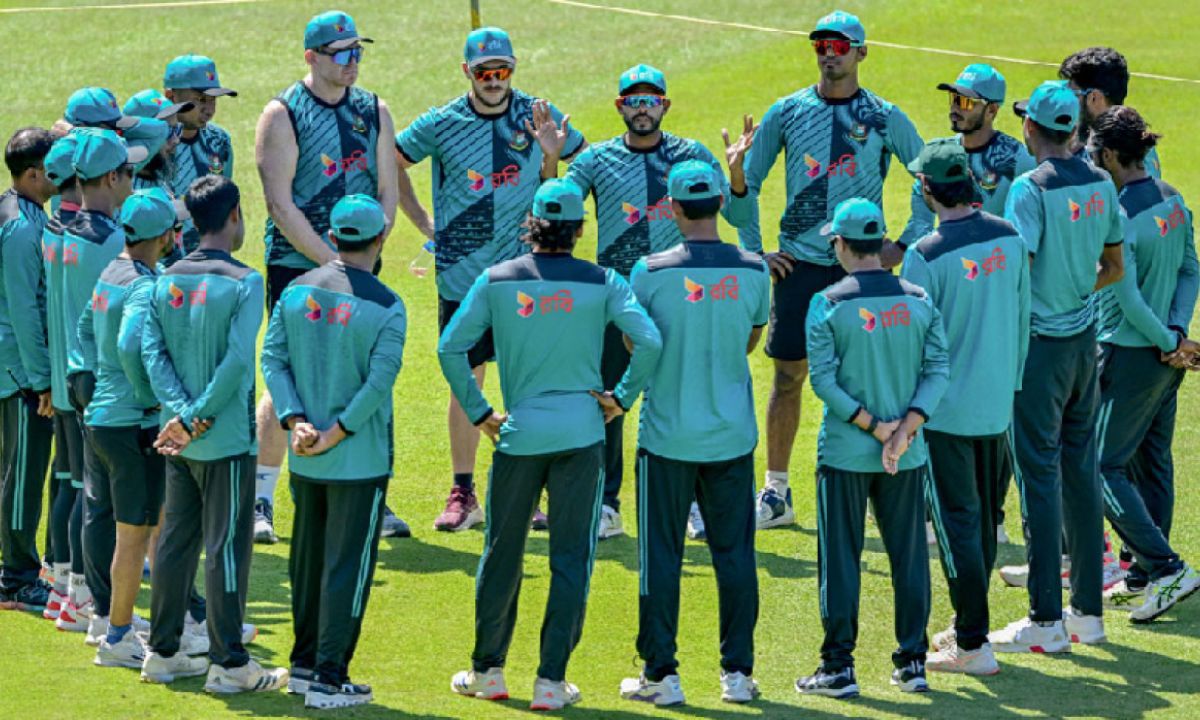 শ্রীলঙ্কার বিপক্ষে দ্বিতীয় ওয়ানডের আগে শুক্রবার অনুশীলনের সময় অধিনায়ক মেহেদী হাসান মিরাজ দিচ্ছেন দিকনির্দেশনা।