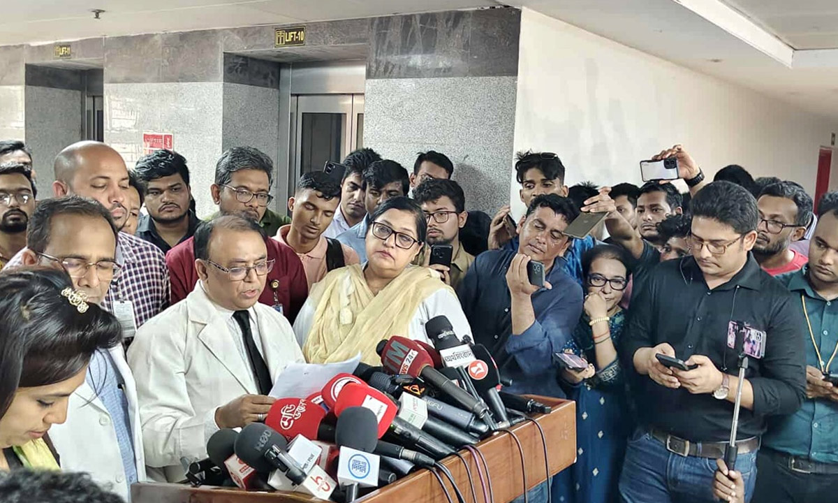 সাংবাদিকদের সঙ্গে  কথা বলছেন জাতীয় বার্ন অ্যান্ড প্লাস্টিক সার্জারি ইনস্টিটিউটের ভারপ্রাপ্ত পরিচালক অধ্যাপক মো. নাসির উদ্দিন। ছবি- সংগৃহীত