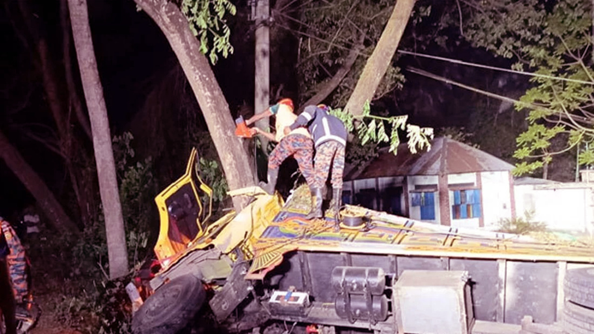তরমুজবোঝাই ট্রাক উল্টে চালক-হেলপারের মৃত্যু