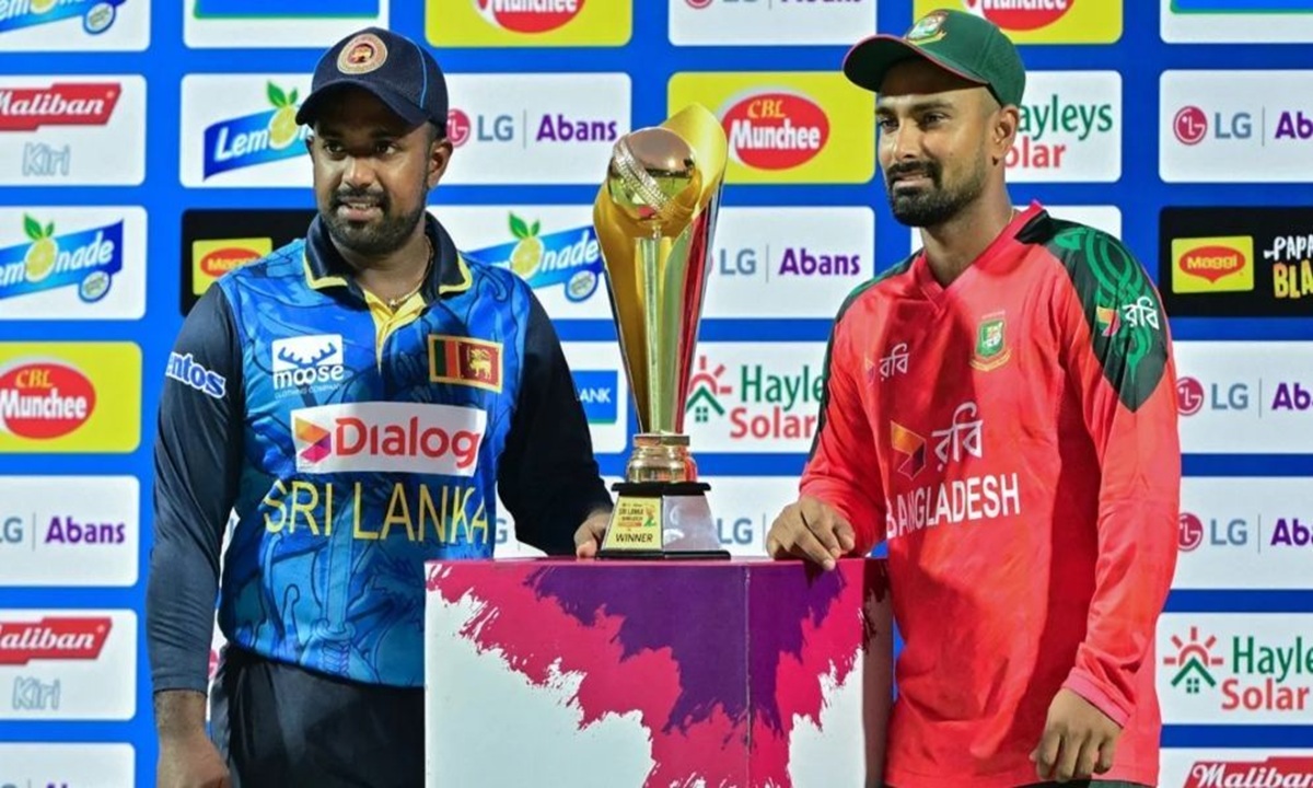 ট্রফি নিয়ে আসালঙ্কা ও লিটন কুমার দাস। ছবি- সংগৃহীত
