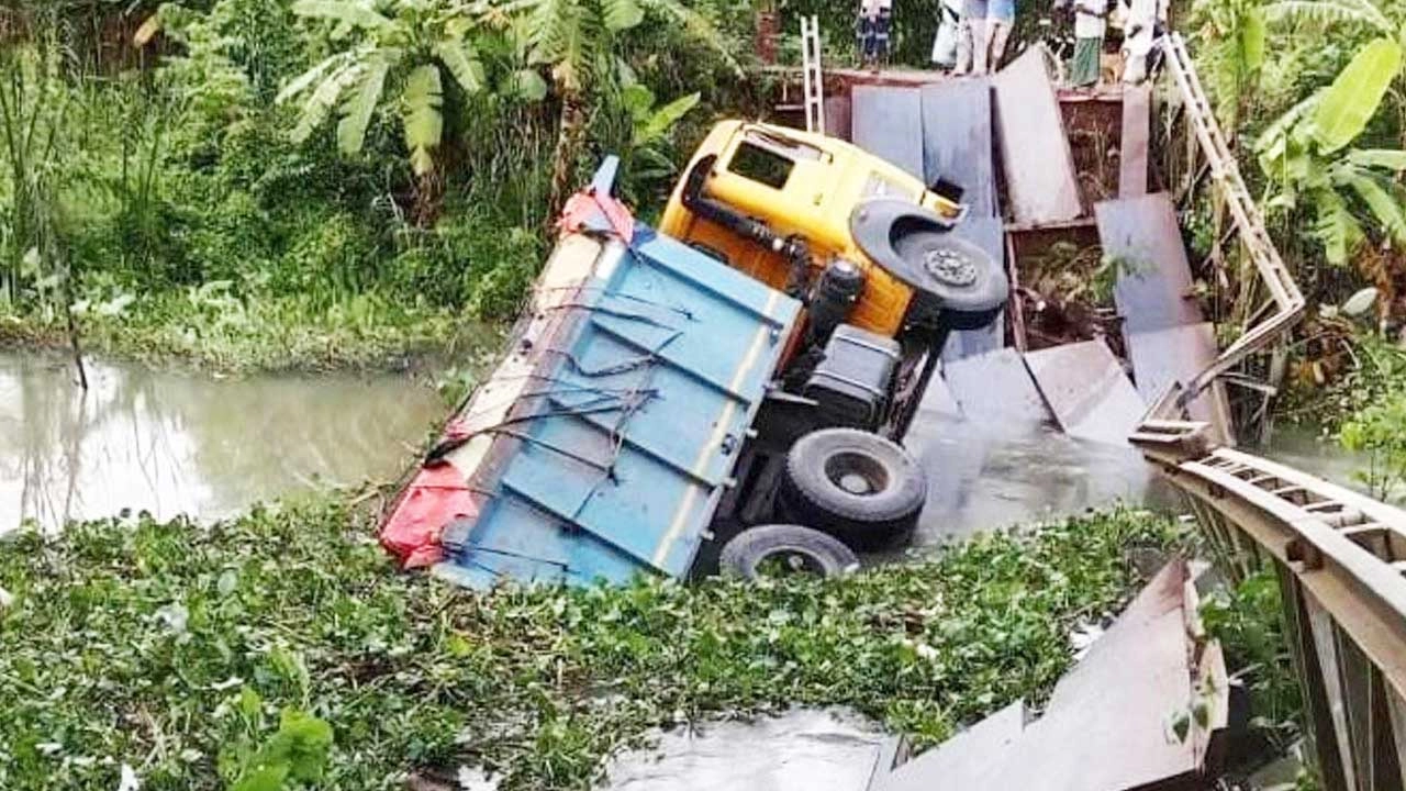 বেইলি ব্রিজ ভেঙে কয়লা বোঝাই একটি ট্রাক খালে পড়ে গেছে।     ছবি- সংগৃহীত