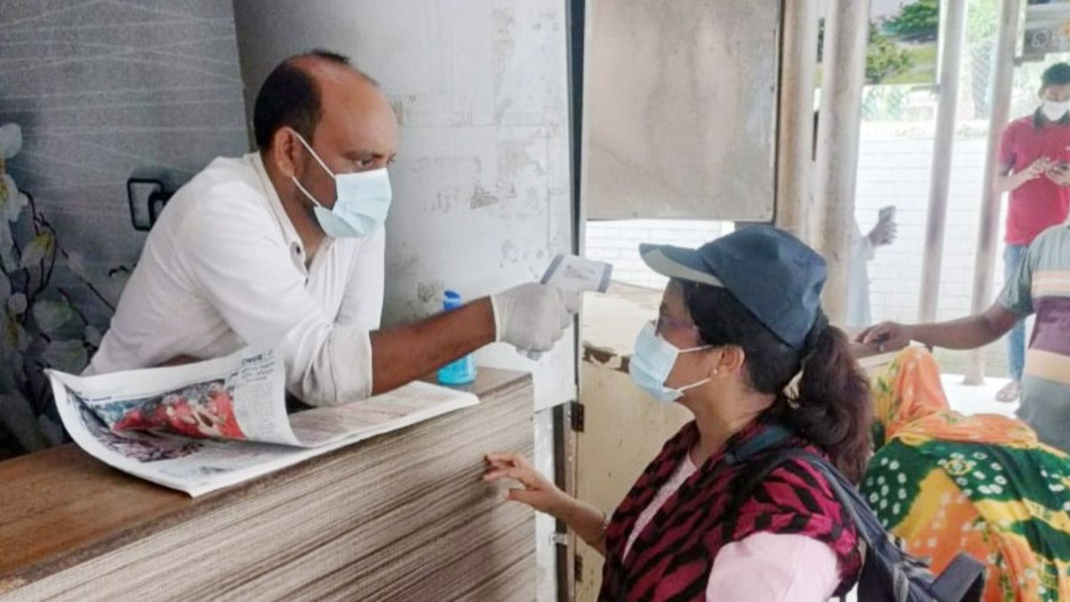 বেনাপোলে মেডিকেল ডেস্কে করোনার পরীক্ষা করা হচ্ছে। ছবি-রূপালী বাংলাদেশ