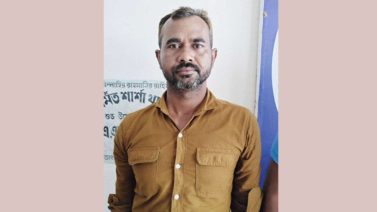 আটক তোতা। ছবি- রূপালী বাংলাদেশ