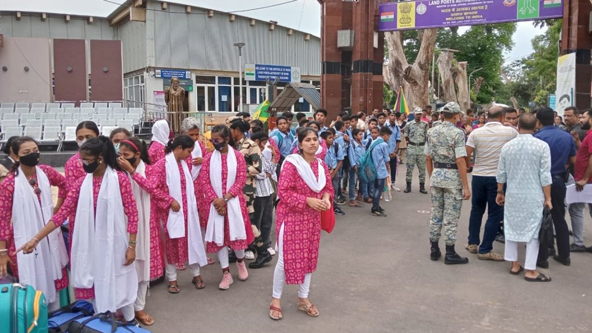 ভারতে পাচার হওয়া ৩৬ বাংলাদেশি নারী-পুরুষ -শিশু বেনাপোল বন্দর দিয়ে দেশে ফিরেছে। ছবি-রূপালী বাংলাদেশ