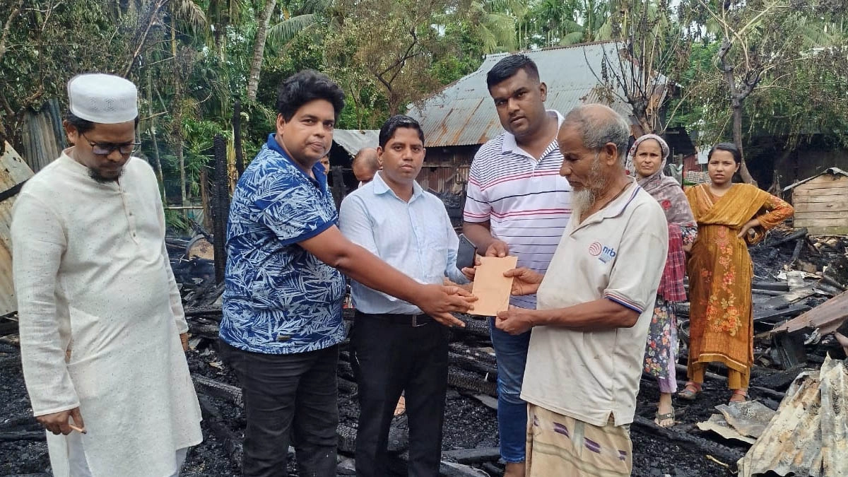 উপজেলা নির্বাহী অফিসার (ভারপ্রাপ্ত) বিপুল সিকদার ক্ষতিগ্রস্ত পরিবারগুলোকে নগদ অর্থ ও খাদ্য সামগ্রী বিতরণ করেন।   ছবি- রূপালী বাংলাদেশ