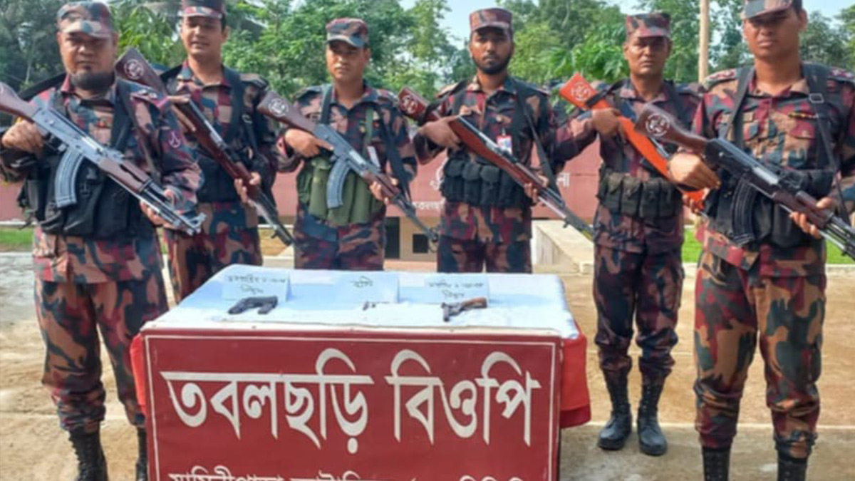 খাগড়াছড়ি সীমান্তে অস্ত্র ও গুলি উদ্ধার