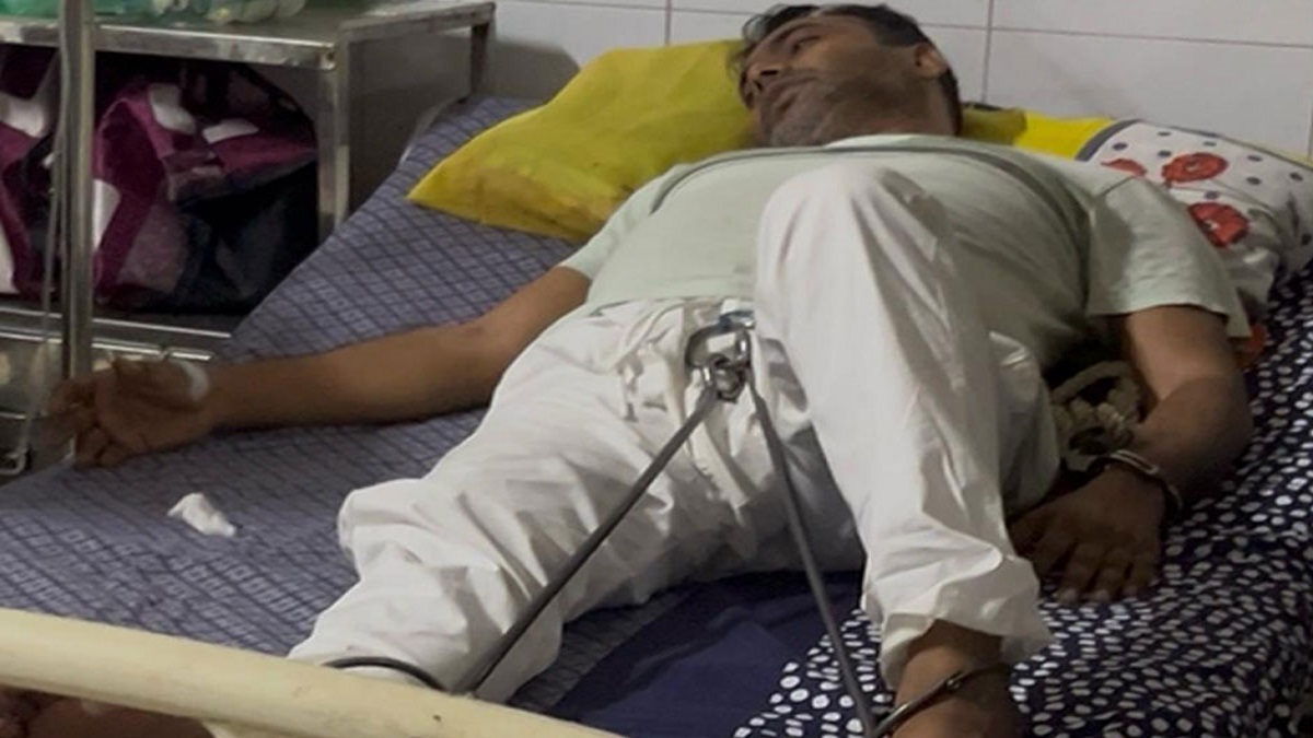 বিএনপি নেতাকে ডান্ডাবেড়ি পরিয়ে চিকিৎসা