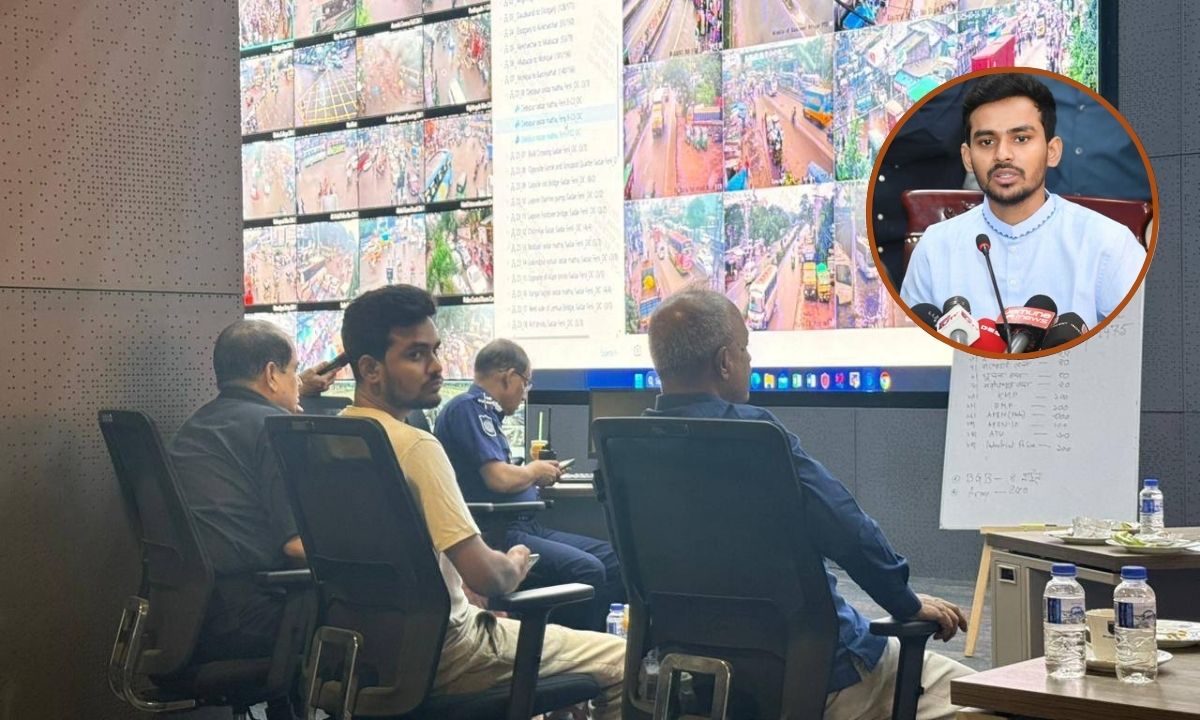 মনিটরিং সেলে স্বরাষ্ট্র উপদেষ্টার সঙ্গে আসিফ মাহমুদ। ছবি- সংগৃহীত
