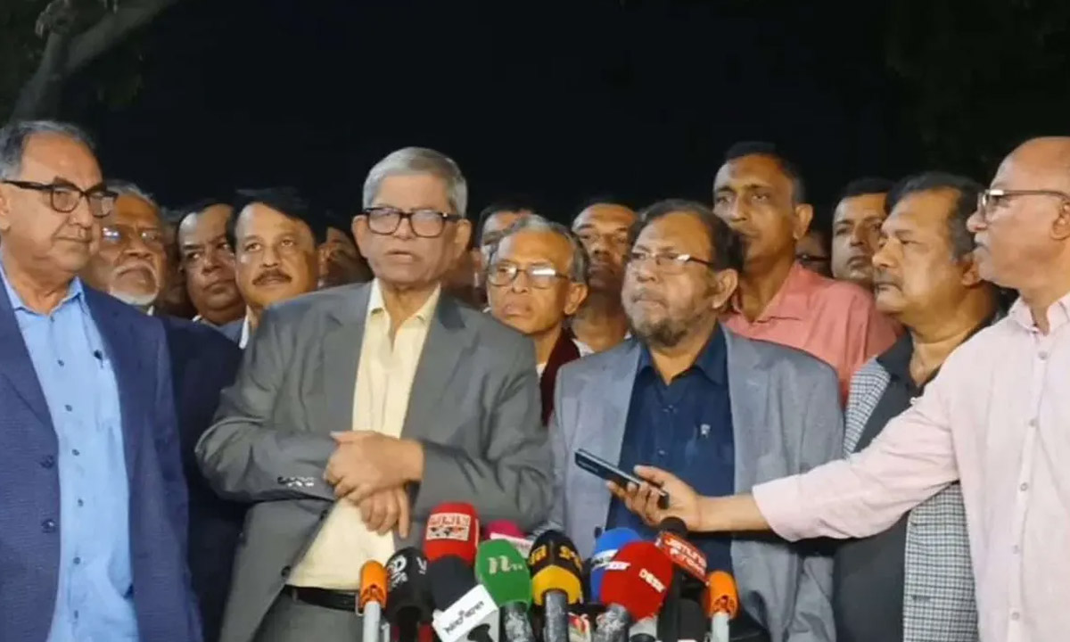 শাহজালাল আন্তর্জাতিক বিমানবন্দরে পৌঁছে সাংবাদিকদের সঙ্গে কথা বলেন মির্জা ফখরুল ইসলাম।     ছবি- সংগৃহীত