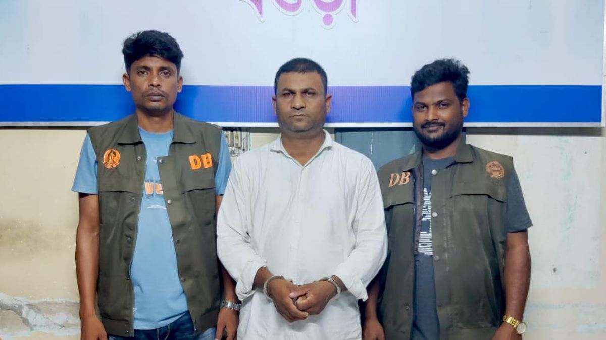 শিবগঞ্জ উপজেলার ময়দানহাটা বাজার এলাকা থেকে নজরুল ইসলাম বাসুকে গ্রেপ্তার করেছে পুলিশ। ছবি- রূপালী বাংলাদেশ