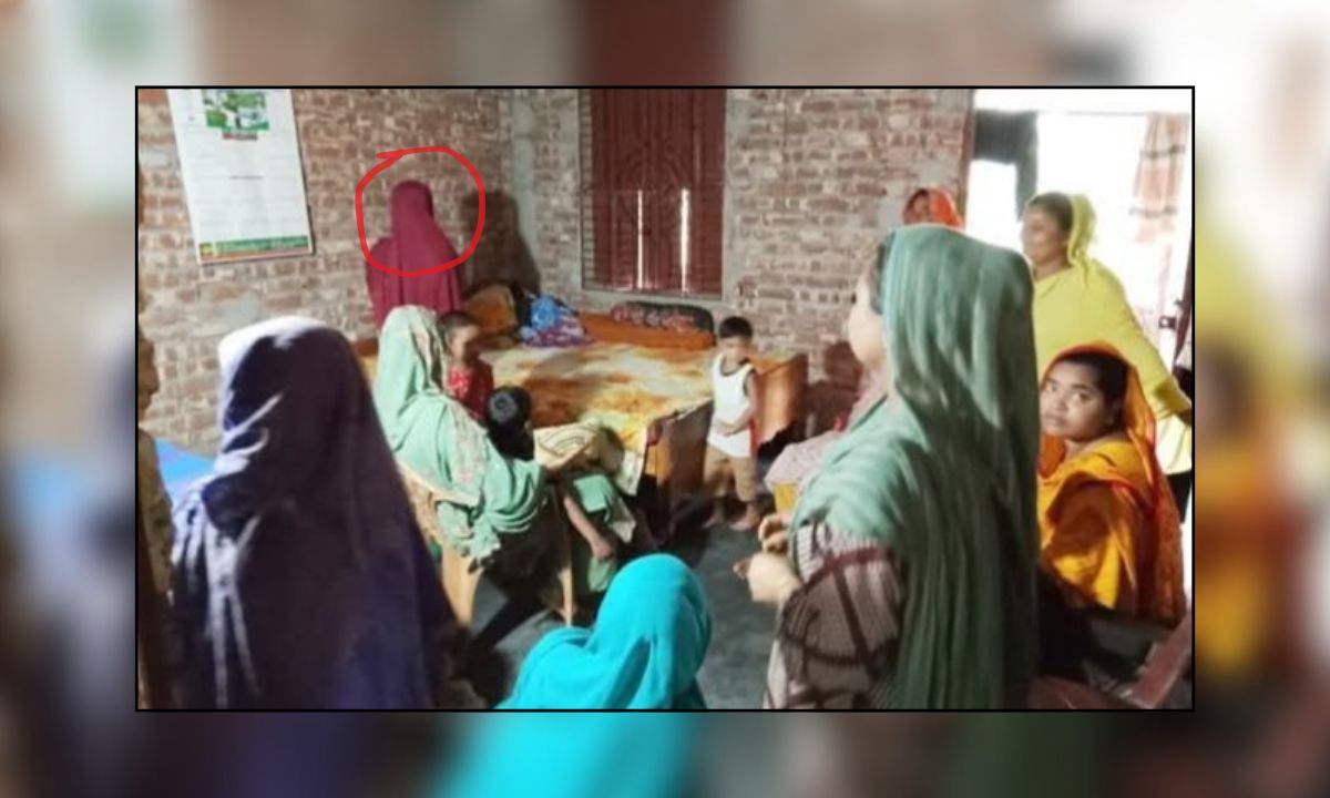 প্রেমিকের বাড়িতে অবস্থানরত প্রেমিকাকে দেখতে স্থানীয়রা। ছবি- রূপালী বাংলাদেশ
