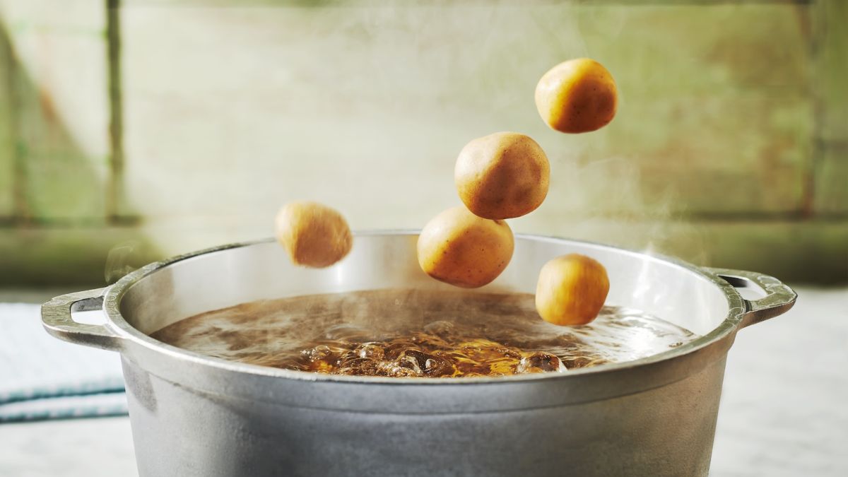 সেদ্ধ আলু: সাধারণ খাবারে অসাধারণ গুণ