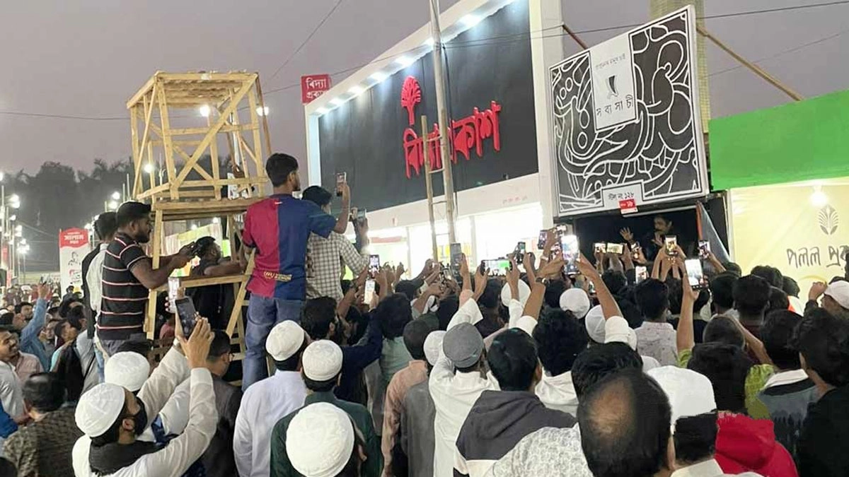 বইমেলার স্টলে হামলায় দোষীদের আইনের আওতায় আনার নির্দেশ